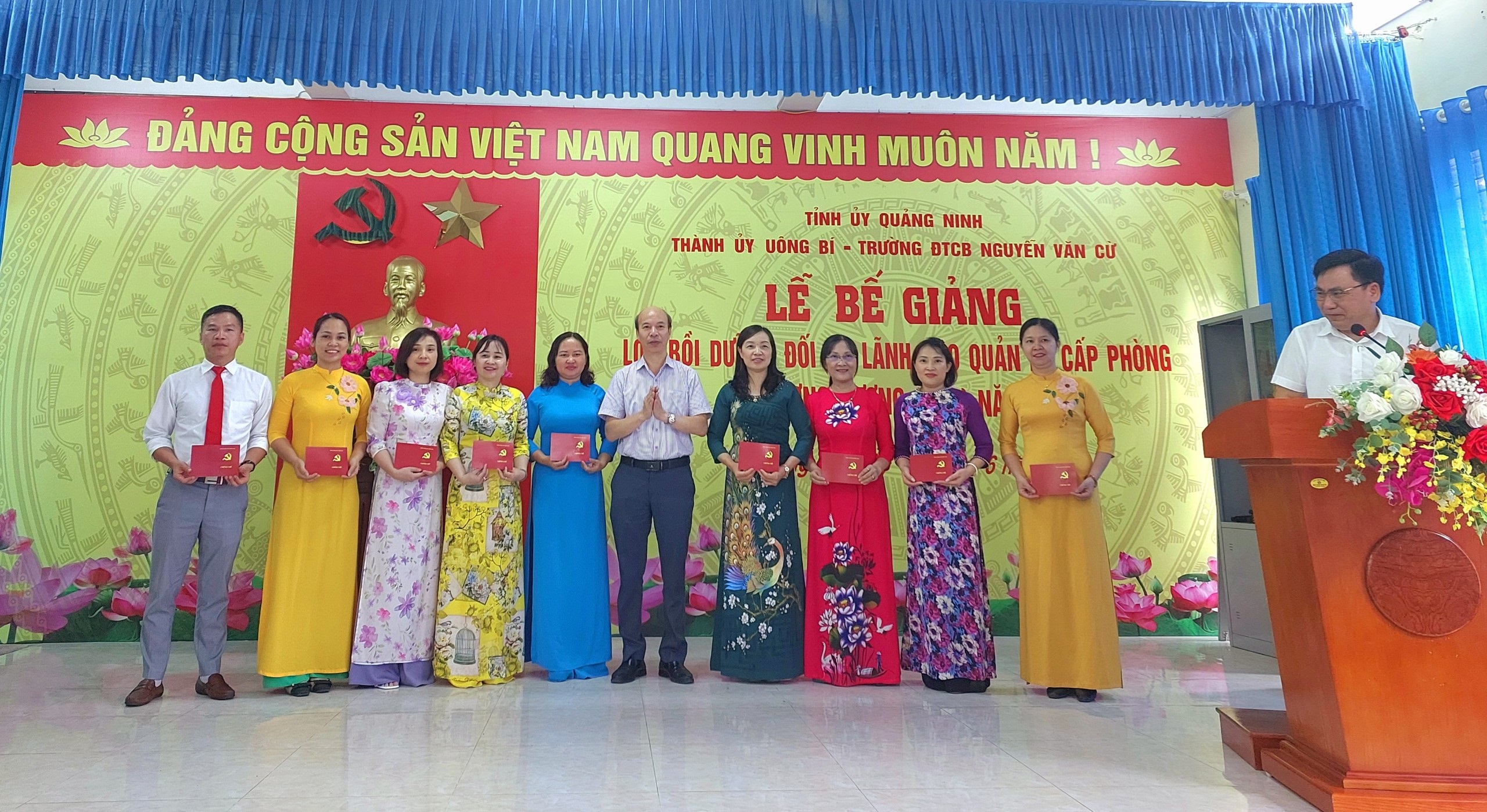 Bế giảng lớp bồi dưỡng lãnh đạo quản lý cấp phòng và tương đương K52 tại thành phố Uông Bí
