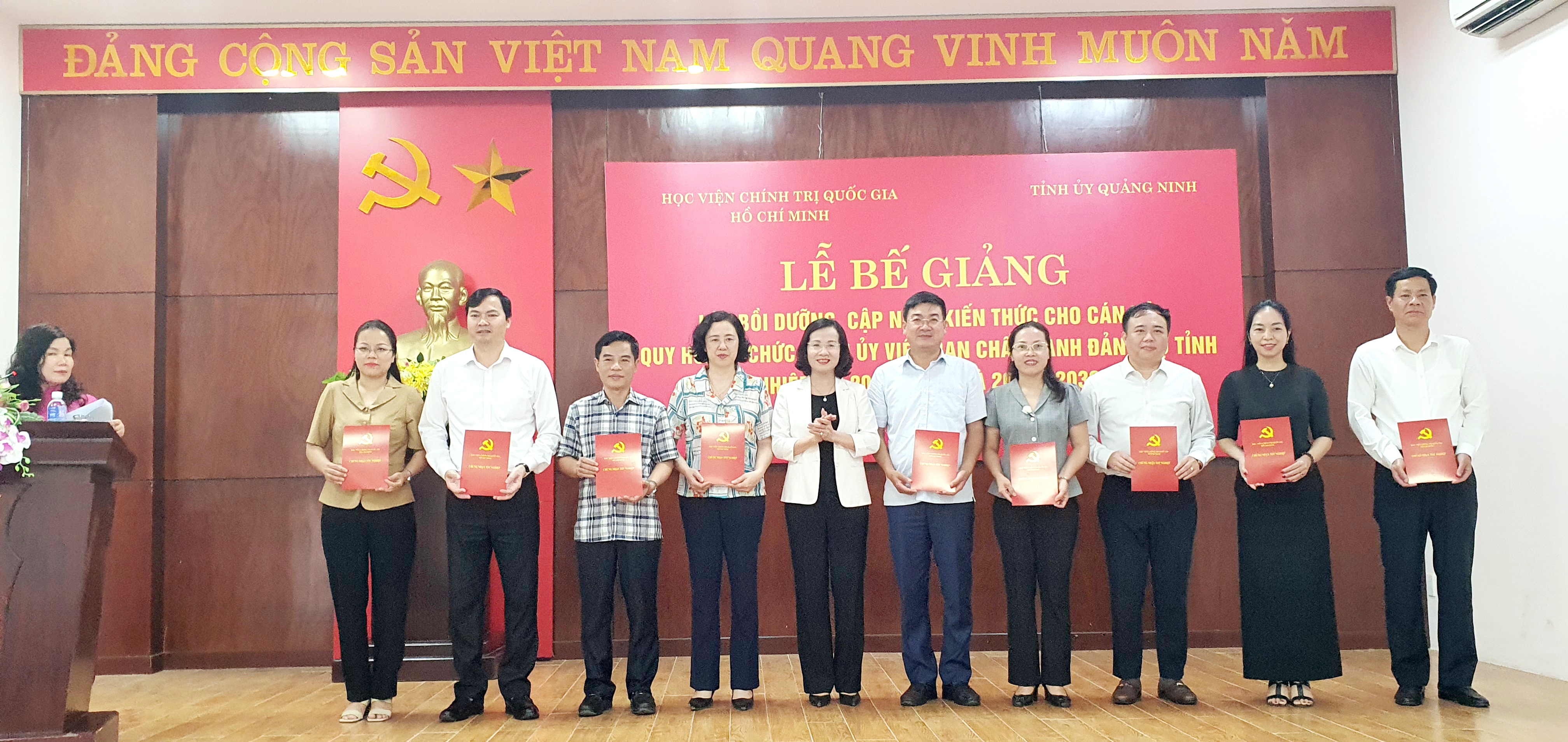 Bế giảng Lớp Bồi dưỡng, cập nhật kiến thức cho cán bộ quy hoạch chức danh Ủy viên Ban Chấp hành Đảng bộ tỉnh Quảng Ninh nhiệm kỳ 2025-2030