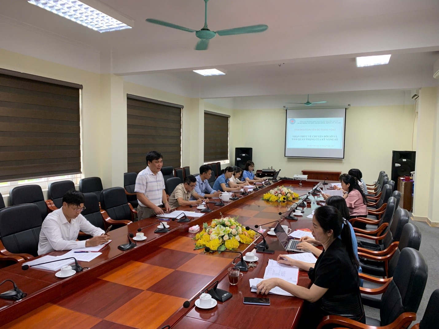 Chi bộ phòng Tổ chức, hành chính, thông tin, tư liệu sinh hoạt chuyên đề Nhận thức về chuyển đổi số và tầm quan trọng của kỹ năng số