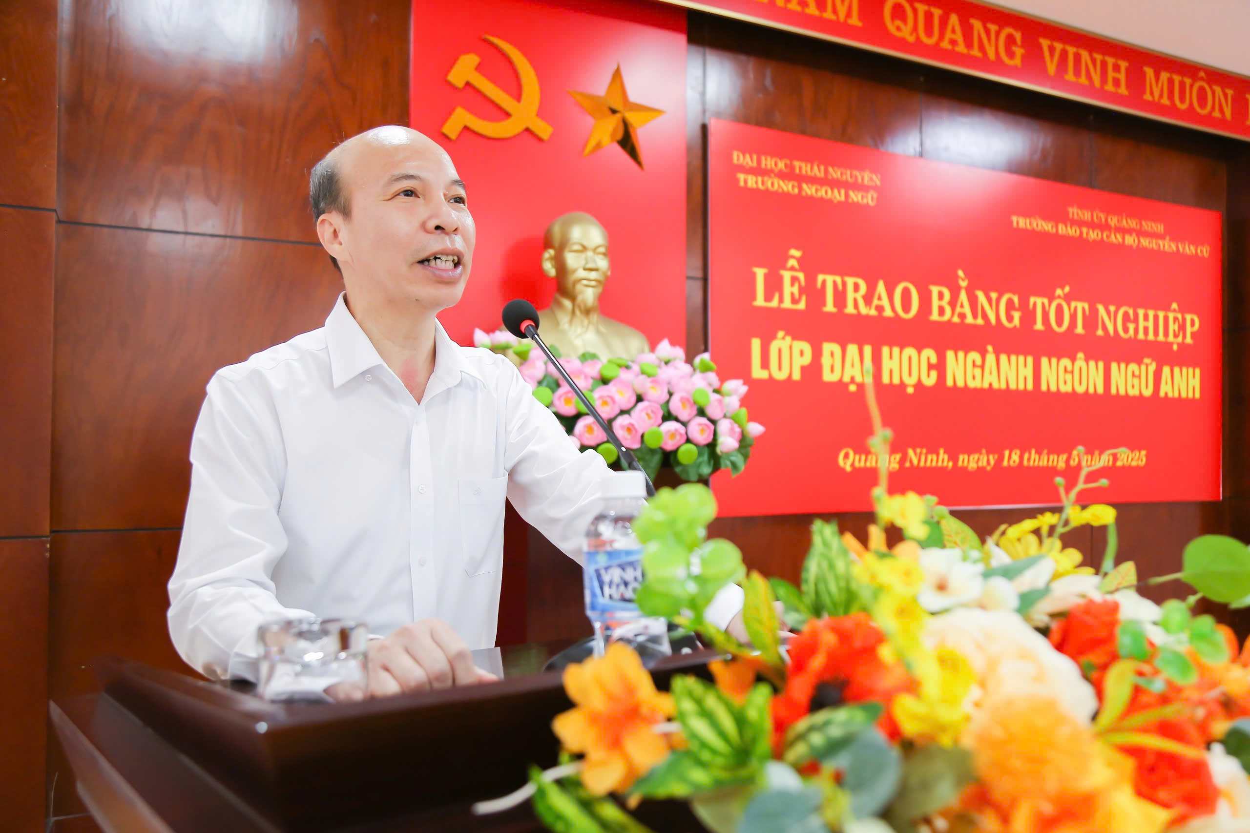 Bế giảng lớp Đại học VB2, ngành Ngôn ngữ Anh