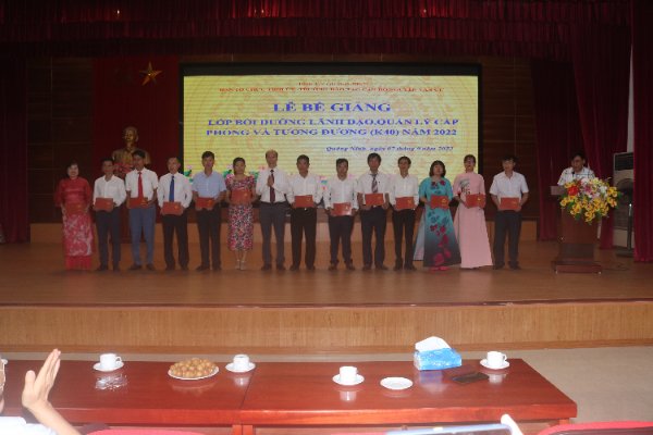 Bế giảng lớp bồi dưỡng lãnh đạo quản lý cấp phòng và tương đương K40 tại Trường Đào tạo cán bộ Nguyễn Văn Cừ