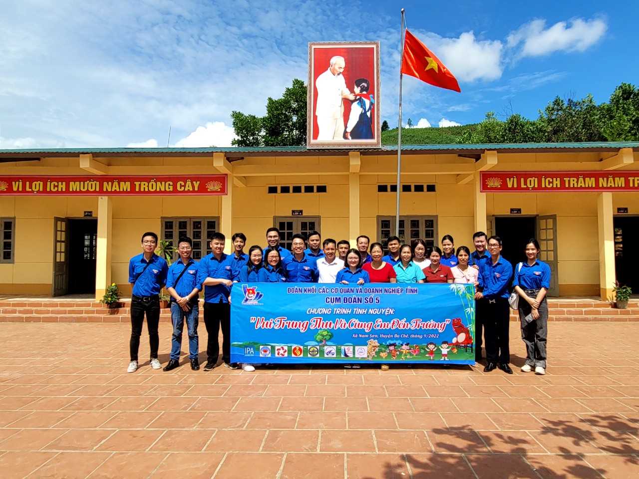 Các Chi đoàn cơ sở thuộc Cụm đoàn số V thực hiện chương trình tình nguyện “Vui Trung thu và cùng em đến trường” tại Trường tiểu học thôn Cái Gian, xã Nam Sơn, huyện Ba Chẽ